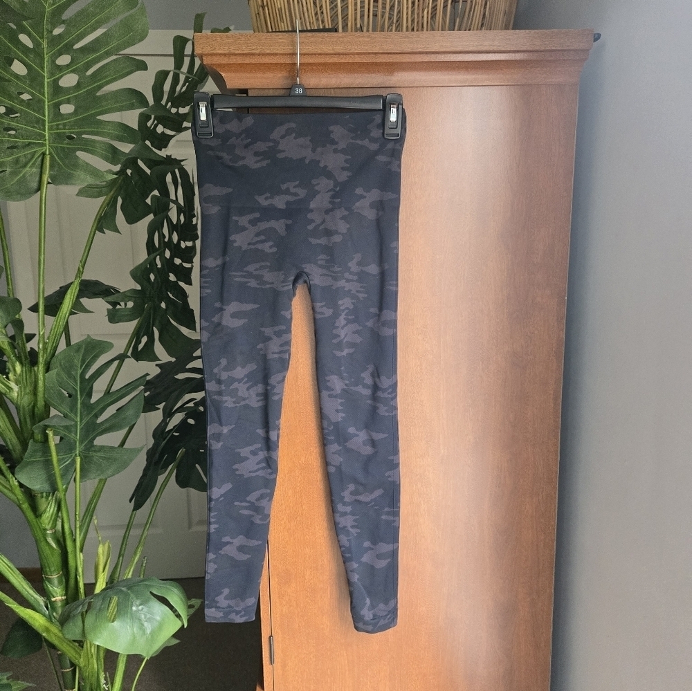 Spanx black and grey camo womens size medium leggings - Picture 2 of 3